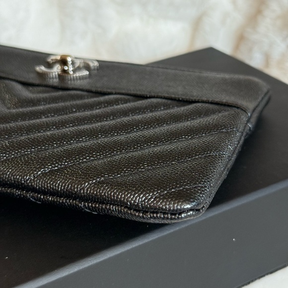 Chanel
Mademoiselle Vintage O Case Pouch Chevron Metallic Caviar - Picture 7 of 14